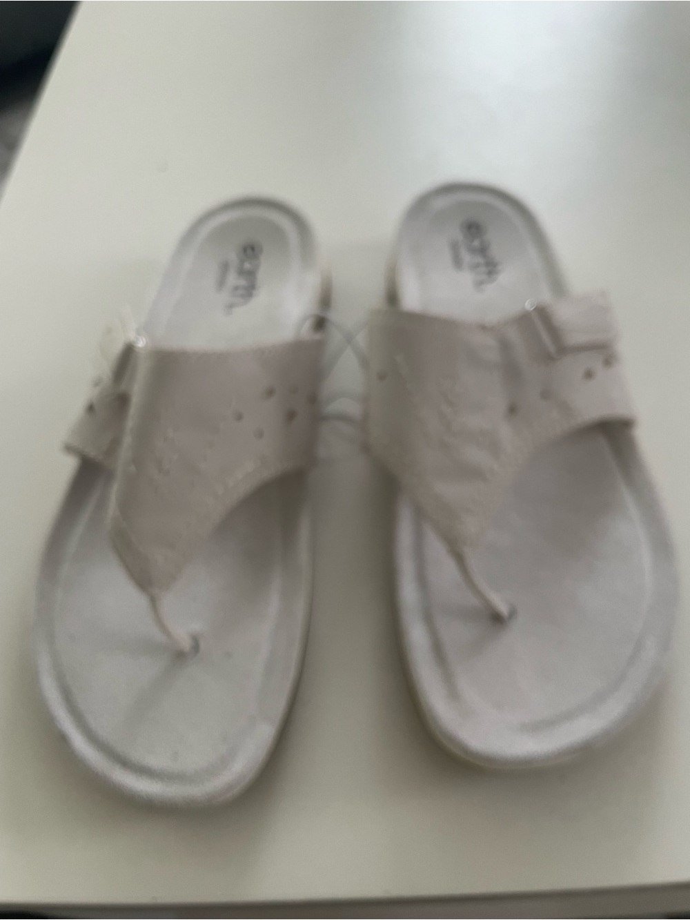 Earth White Solid Thong Sandals Women's US 9 Slip On Stitched Rubber Sole